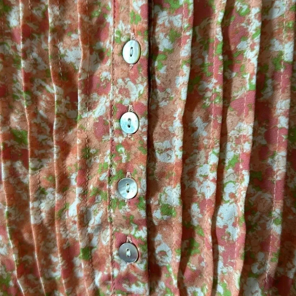 Rose + Olive Sleeveless coral floral blouse that buttons up the front. Large - Picture 3 of 3